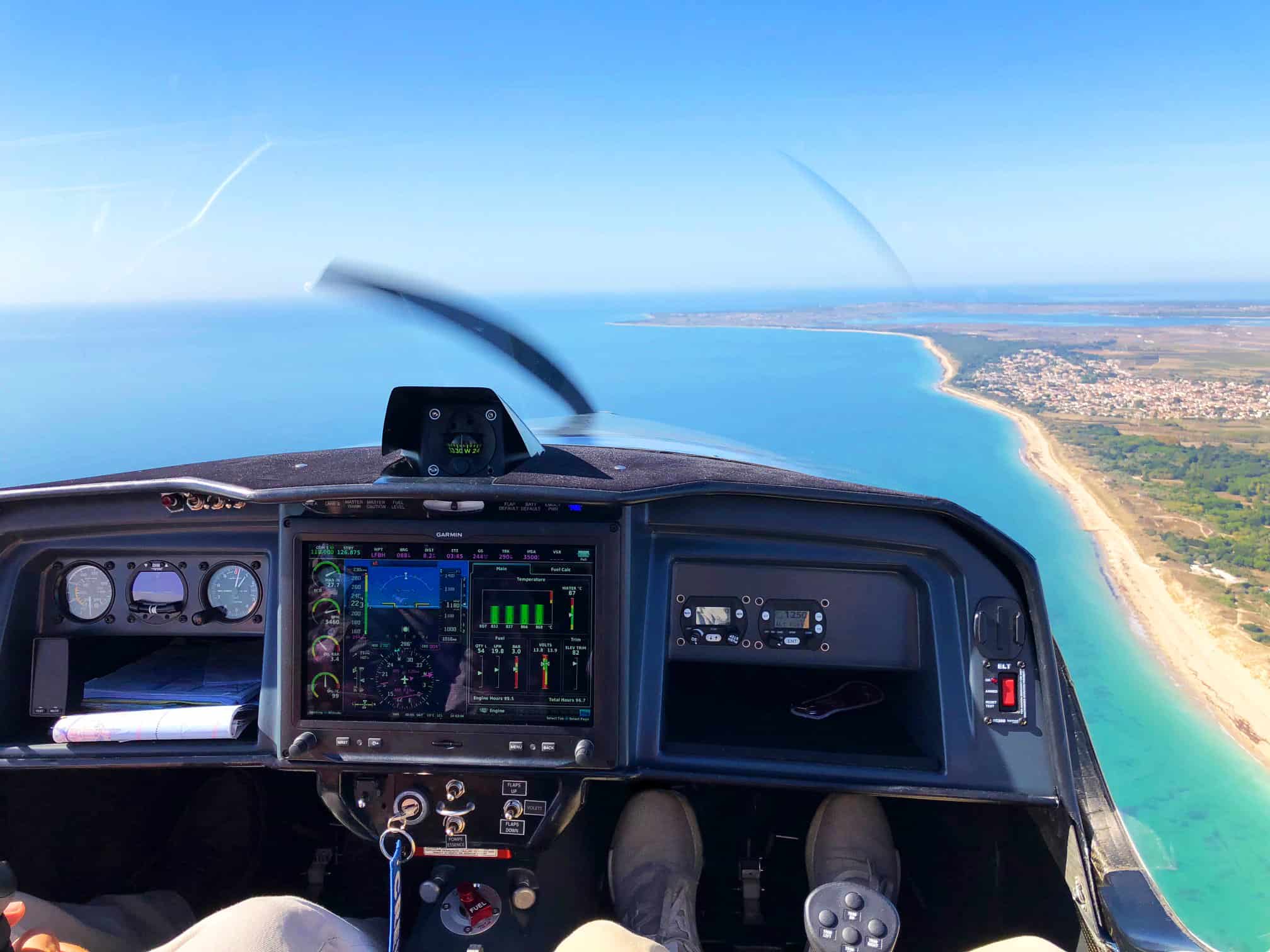 Le cokpit de l'Elixir, avec le Garmin G3X en position centrale.